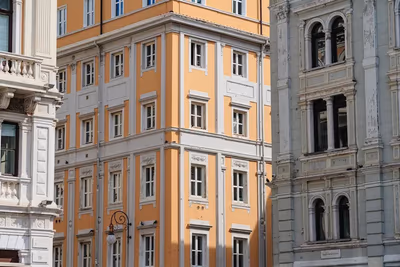 Flyg till Triest, Italien